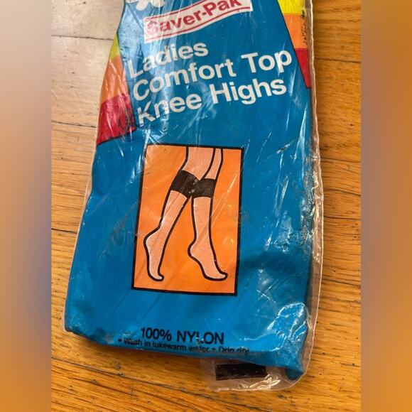 70s Vintage Deadstock New in Package Knee High Nylons - Three Pairs - Picture 4 of 4